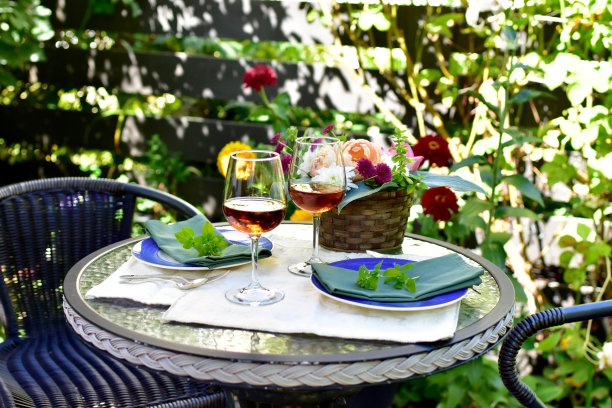 户外露天餐厅设置在美丽的庭院设置浪漫舒适的咖啡馆，享受一个可爱的晚上在温暖的天气图片下载