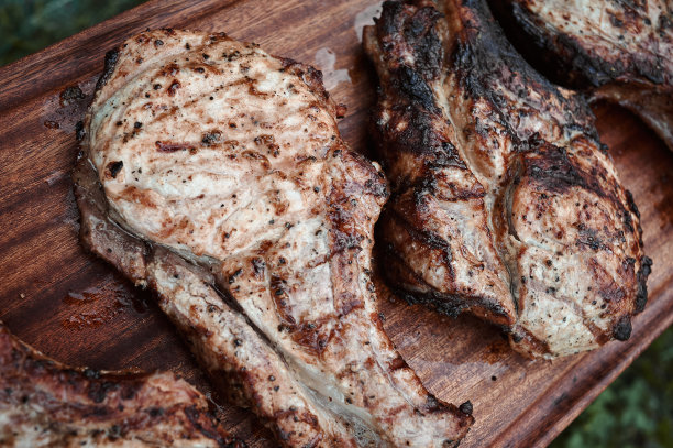 红木板上的炸牛排，特写照片图片下载