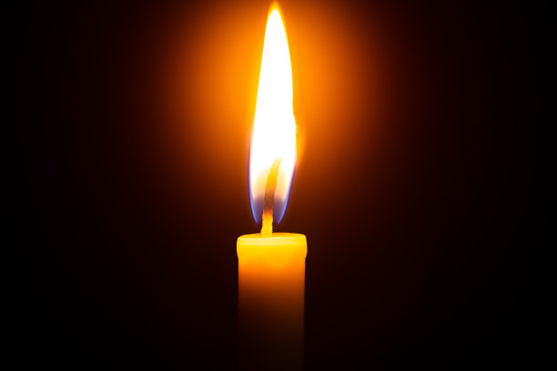 蜡烛火焰孤立在黑色图片下载