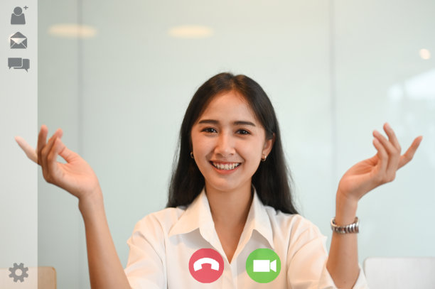 快乐的亚洲女人使用视频聊天会议在办公室，屏幕应用程序查看图片下载