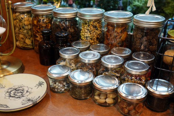 不同的种子不同的在一个玻璃罐上木制的背景。图片下载