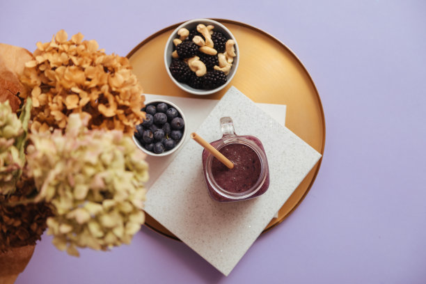 含配料的黑莓/蓝莓奶昔图片下载