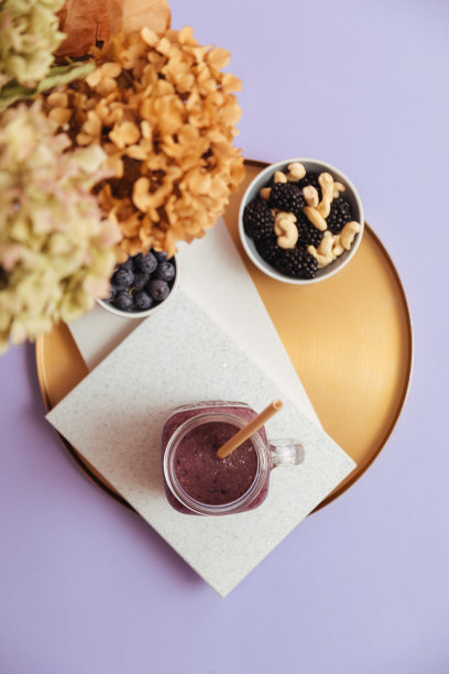 含配料的黑莓/蓝莓奶昔图片下载