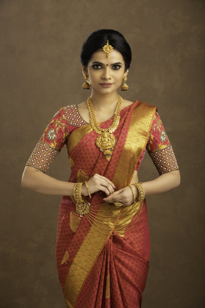 摄影棚里的年轻印度新娘。图片下载