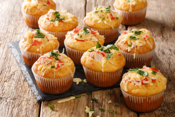 自制辣玉米松饼蟹肉香草和奶酪特写板上。水平图片下载