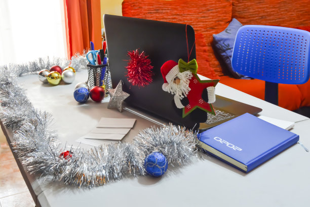 在新冠肺炎流行期间，圣诞节在家工作图片下载