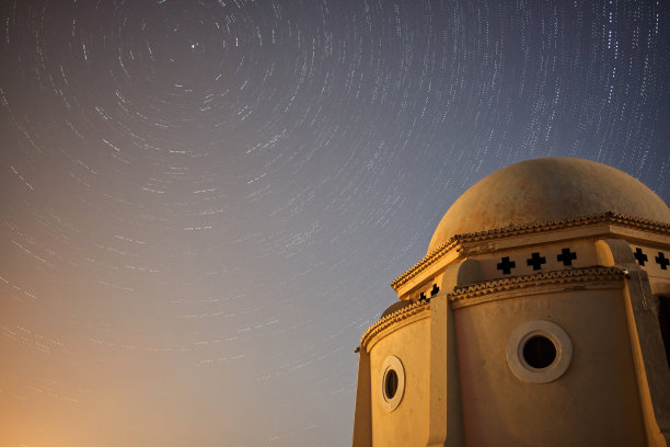 星光步道，前景是一座教堂图片下载