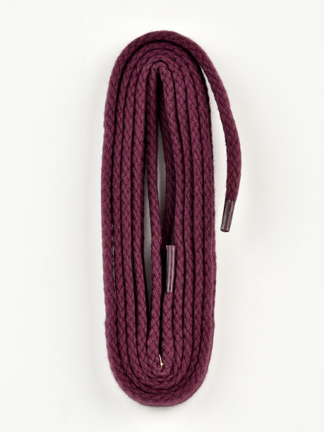 白色背景上的波尔多鞋带。图片下载