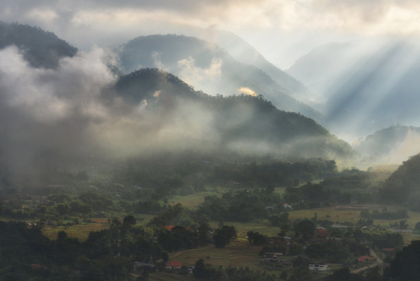 泰国北部湄泓松山上的低云图片下载