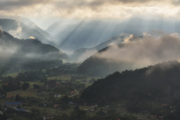泰国北部湄泓松山上的低云图片下载