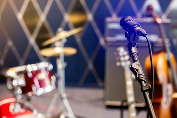 选择性聚焦麦克风与模糊的摇滚乐队图片下载