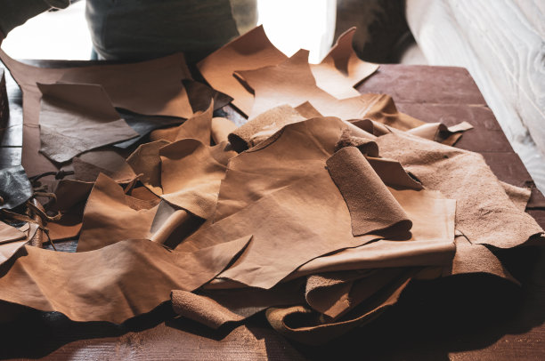 天然棕色皮革织物工艺品图片下载