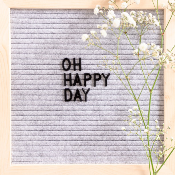 哦，快乐的一天。字母“板和白花组成图片下载