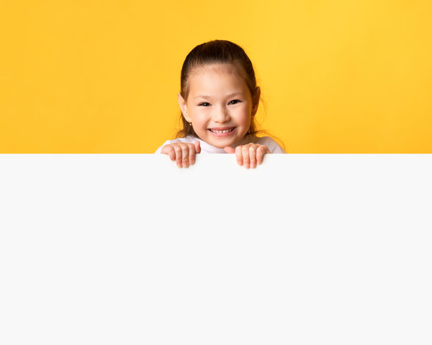 亚洲女孩躲在空白的白色广告牌后面图片下载