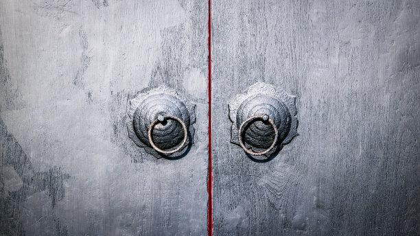 仿古木门上的旧铁门把手表面粗糙图片下载