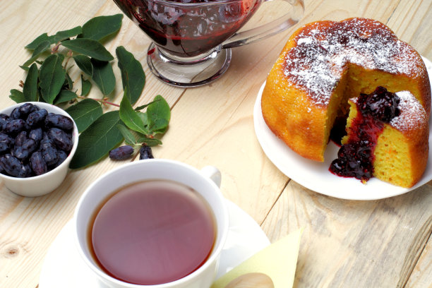 白干酪砂锅，新鲜的金银花和果酱，一杯茶，一份简单的乡村早餐。图片下载