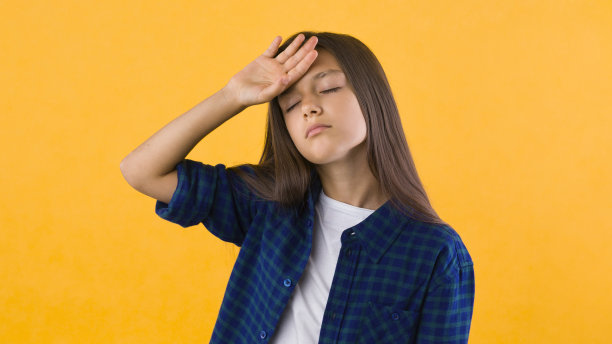 年轻悲伤的女孩在打电话图片下载