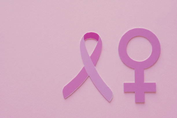 粉红丝带和粉色背景上的女性标志，乳腺癌意识和十月粉红日图片下载