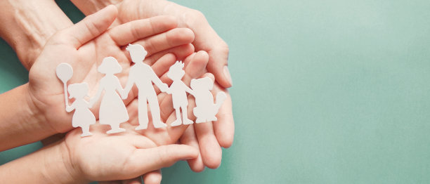 成人和儿童手握纸家庭剪纸、家庭家居、收养、寄养、无家可归者支持、家庭心理健康理念图片下载