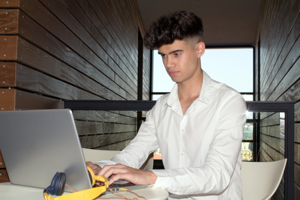 一个有魅力的男人在家远程办公。图片下载