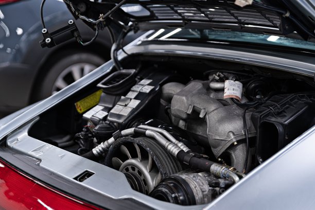 老式跑车的引擎。跑车的发动机图片下载