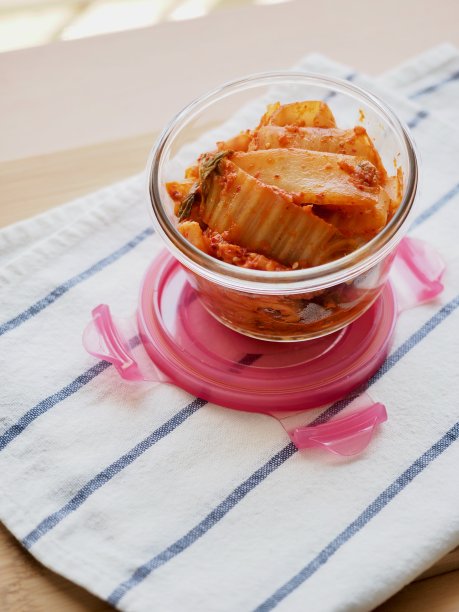 韩国传统食品，在玻璃容器中煸炒泡菜图片下载