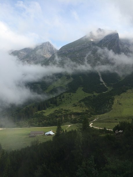 阿尔卑斯山山谷中的云图片下载