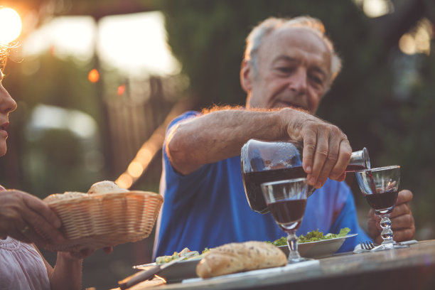 老年夫妇享受户外晚餐图片下载
