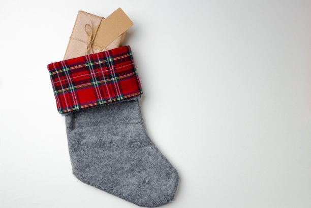 白色背景上包裹礼物的圣诞袜图片下载