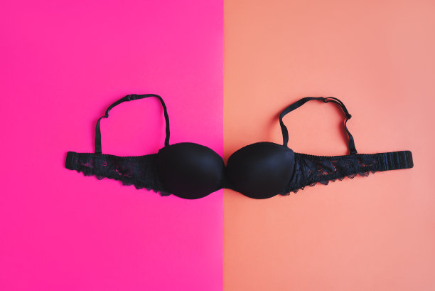 粉色背景上的经典黑色文胸女士内衣图片下载