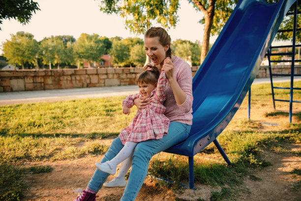 单身妈妈和女儿在公园里玩图片下载