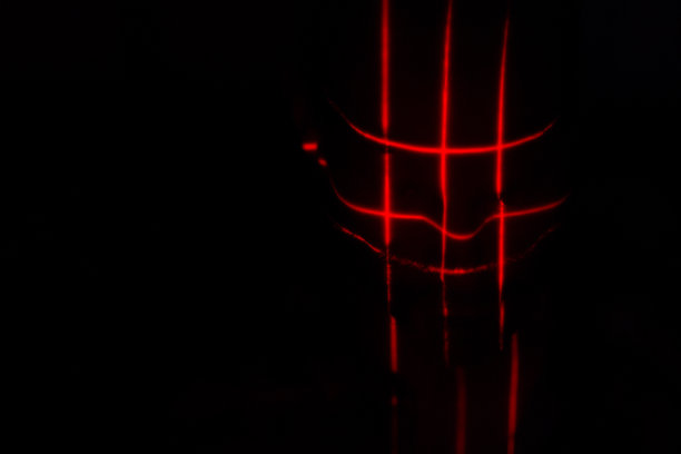 概念识别照亮面部扫描红色激光。未来的生物识别面部识别扫描。图片下载