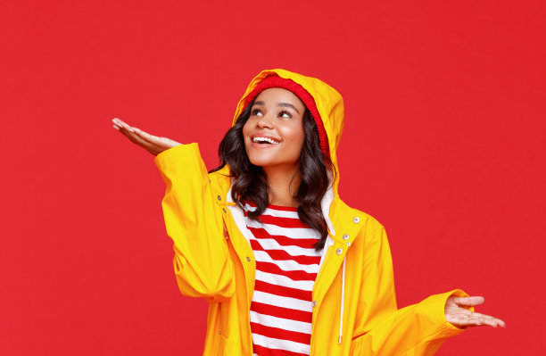 快乐的少数民族妇女抓着雨滴图片下载