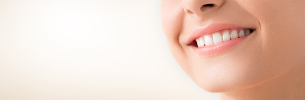 美丽微笑的年轻女子。主计划上的白牙。图片下载