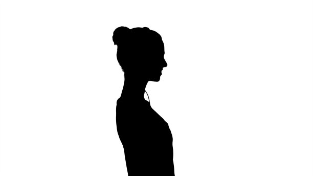 剪影快乐随意女孩戴着耳机走路图片下载