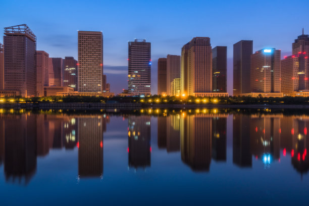 中国现代城市滨水区市中心天际线图片下载