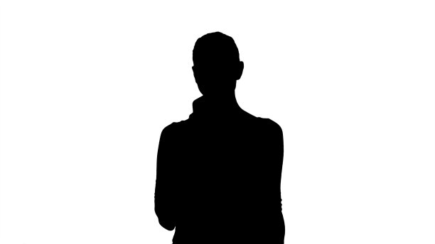 剪影美丽的年轻女子用手机发短信图片下载