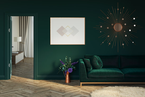 绿色房间的内部，有一扇通往米色房间的门。一束酒花放在绿色沙发旁边的镶木地板上。在镜子旁边的墙上有一张水平的海报。图片下载