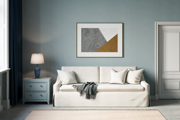 一间现代的蓝色房间，白色的棉质沙发上挂着一张水平的海报，门，窗，蓝色的窗帘，床头柜上放着灯，白色的木地板上铺着地毯。前视图。图片下载