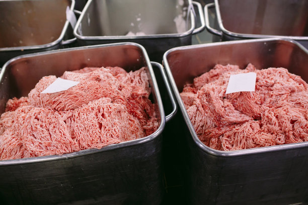 肉块。香肠工厂。肉类加工厂图片下载