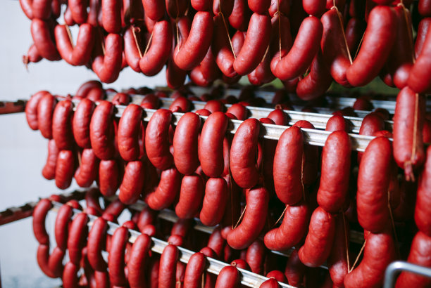 烤箱里的熏香肠。生产香肠的工厂图片下载