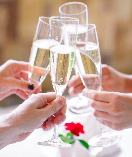 朋友们在餐厅里举杯。图片下载