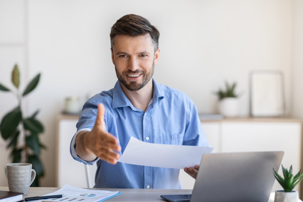 工作面试。友好的男性人力资源经理在镜头前伸手要握手图片下载