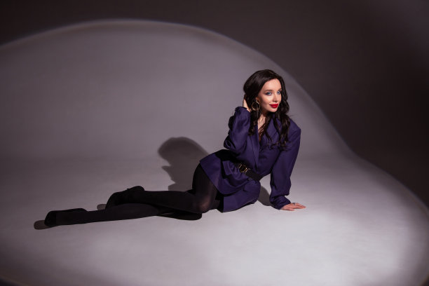 聚光灯下的美女。时尚的照片图片下载