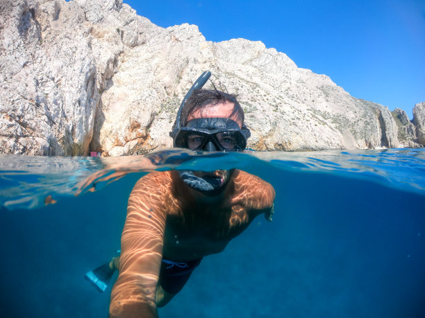 男子浮潜下的照片图片下载