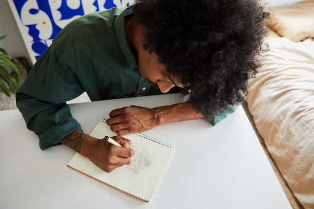 年轻的艺术家正在他的速写本上画画图片下载