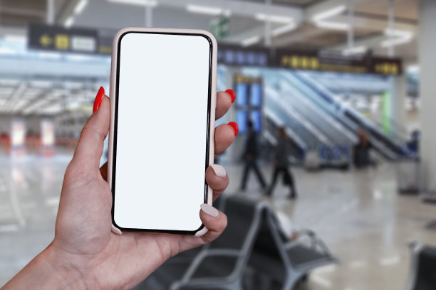 模拟智能手机的特写镜头，在机场的背景。关于航空旅行主题的概念。图片下载