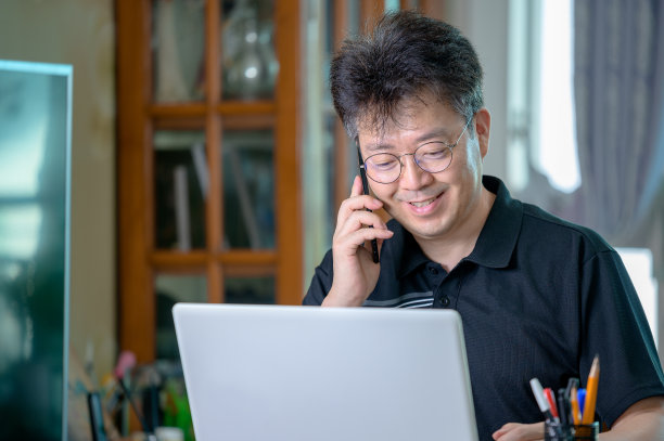 中年亚洲男人在家工作。远程办公的概念。图片下载
