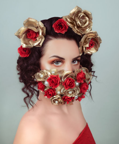 戴着用鲜花装饰的防护面具的妇女图片下载