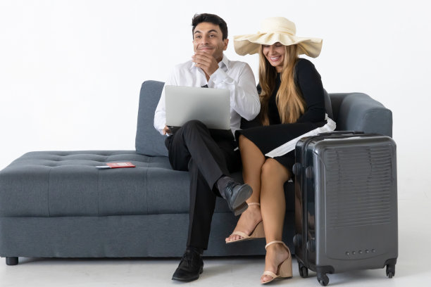 微笑的夫妇坐在一起计划假期旅行。暑假的概念。图片下载